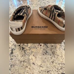Kids Burberry shoe US 2.5 EU size 34. Comes in the original box